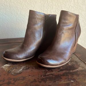 Size 9 Brown Kork Ease boots!
